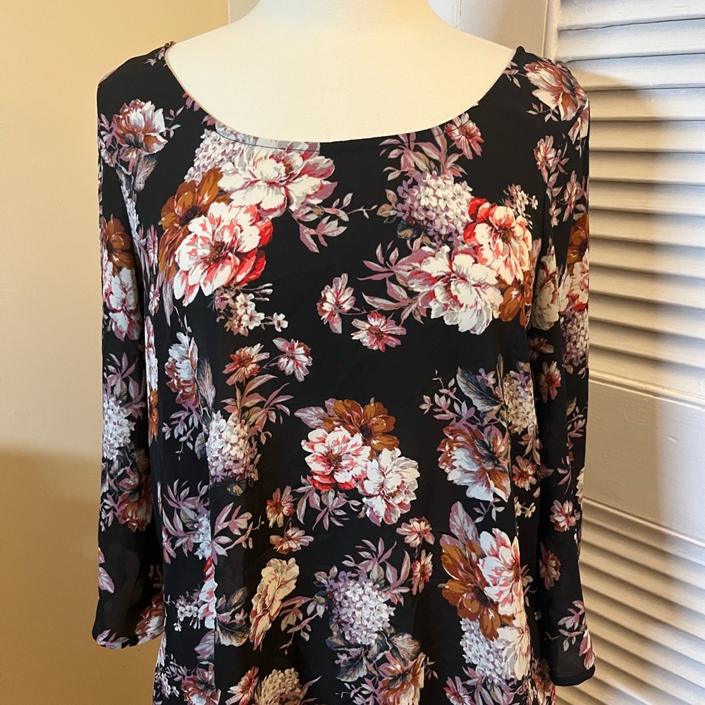 Lily Star Women’s Black Floral print Blouse. Size L
